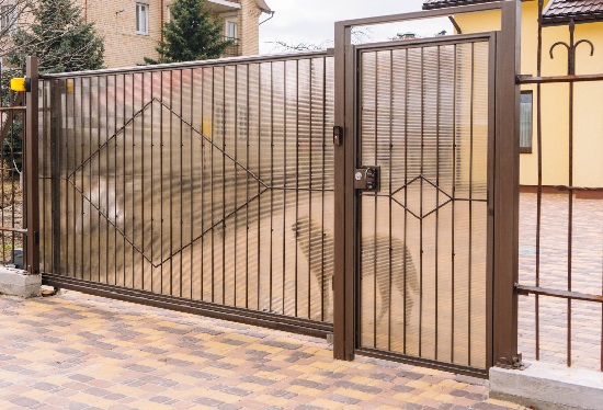 Купить ворота из профлиста с элементами ковки, с металлическими столбами в рамке или под дерево в Балашихе от 157890 руб